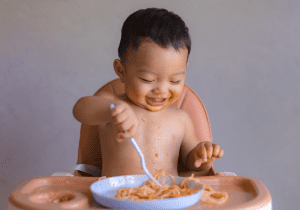 Como incentivar o bebê a usar talheres